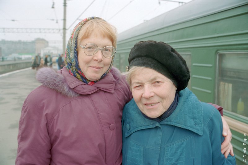 Света Попова и Клава Ушакова. Ярославский вокзал