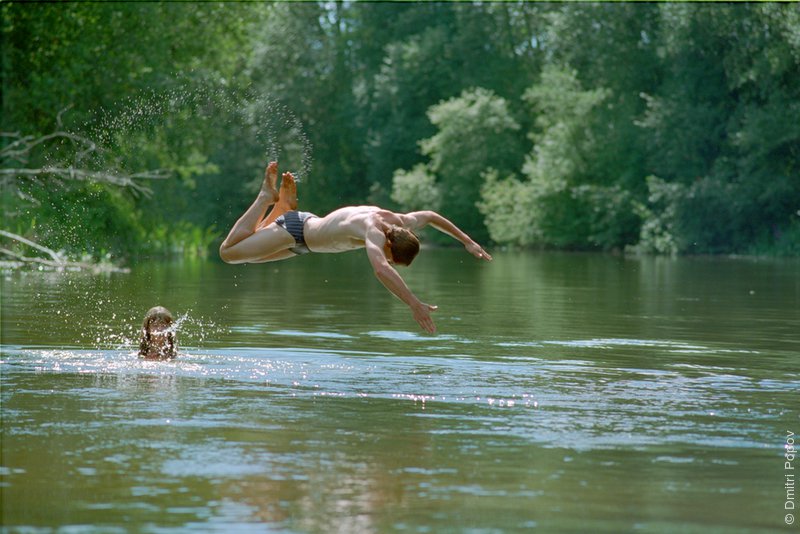 Илья ныряет в реку