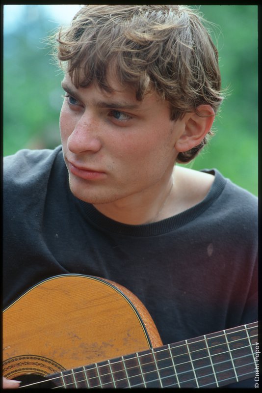 Илья играет на гитаре