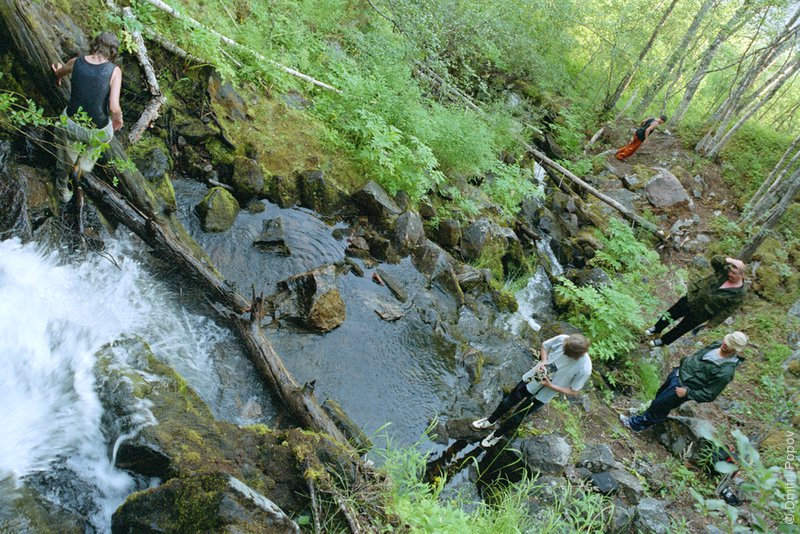 Юра фотографирует Аню у водопада