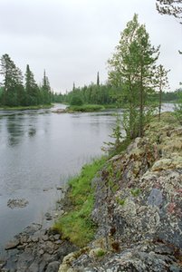 Каменный берег острова. Пасмурная погода