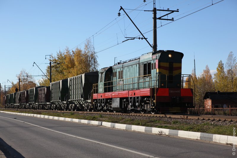 Товарный поезд на железнодорожной ветке между станциями «Большая Волга» и «Дубна»